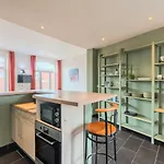 2 Bedroom With Terrace, Near アパート
