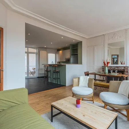 Apartment 2 Bedroom With Terrace, Near